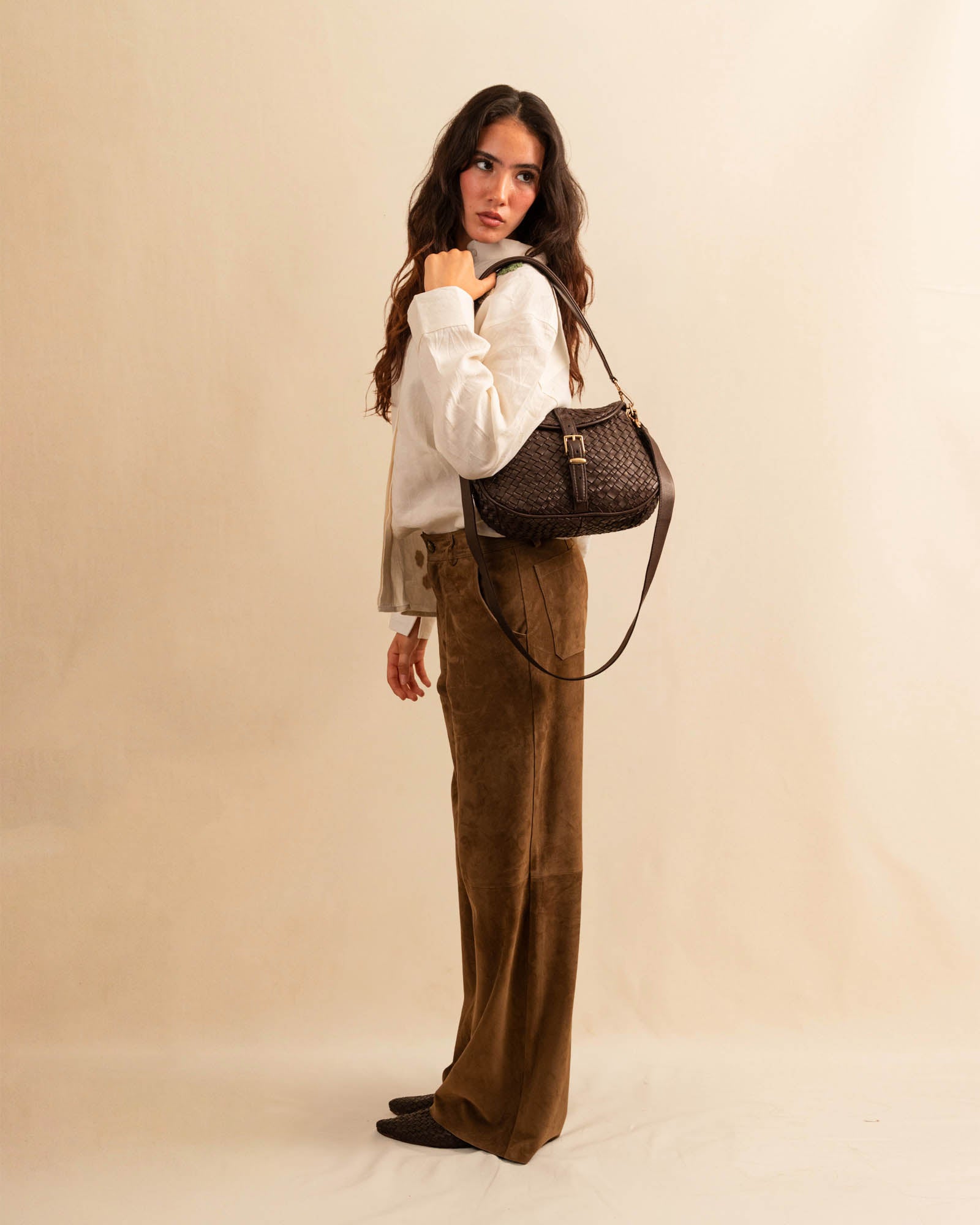 Unsere Wide Leg Leather Pant CLEO ist aus feinstem Veloursleder gefertigt und besticht durch seine sanft ausgestellte A-Linienform. Die weich fliessende Silhouette schmeichelt der Figur und verleiht dem Look eine besondere Note – lässig und stilvoll zugleich.