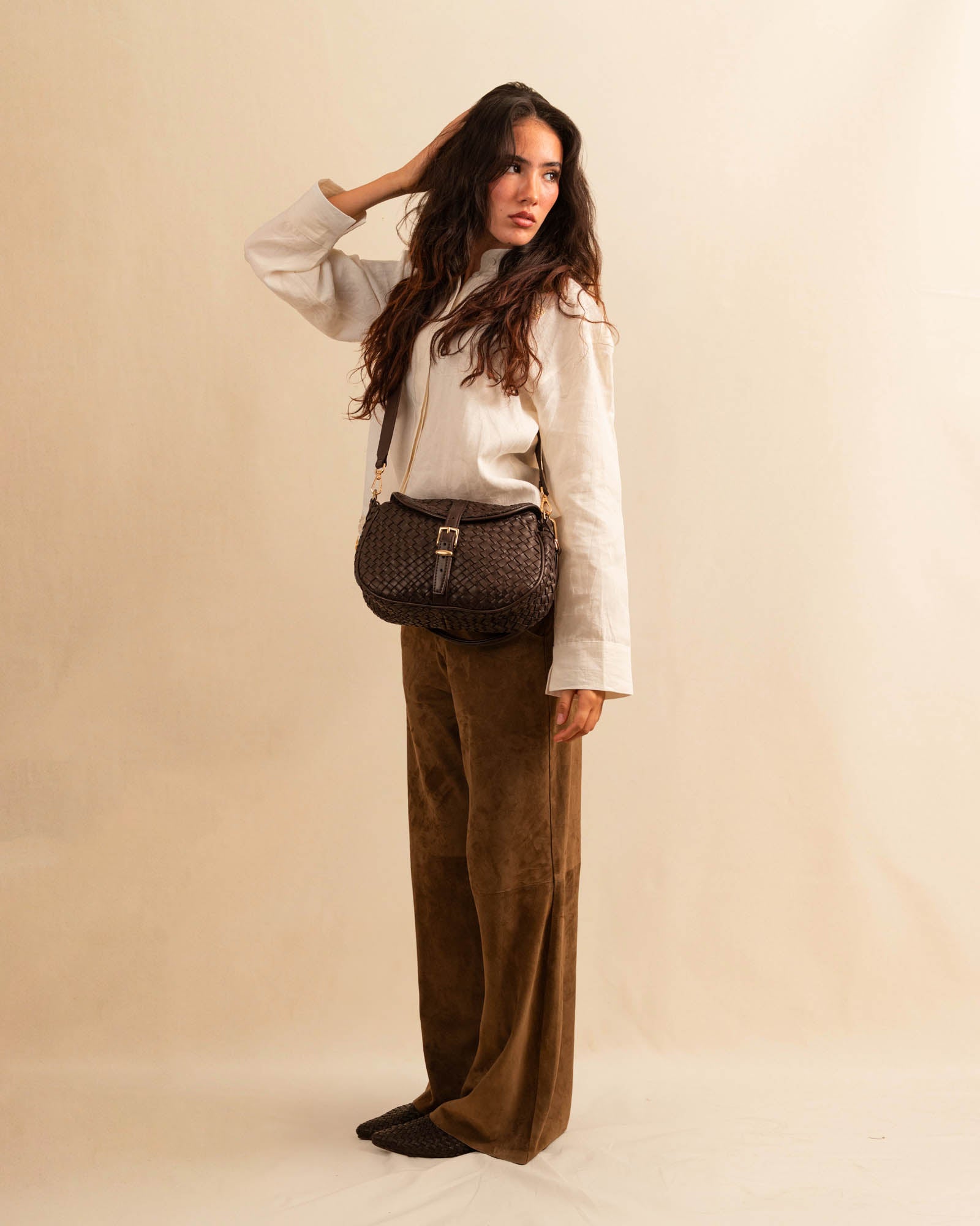 Die Horse Bag FRANCA Small von LABEL17, ist aus geschmeidigem Nappaleder von Hand geflochten. Ausgestattet mit einem kurzen und einem langen, verstellbaren Schulterriemen, lässt sie sich vielseitig tragen - als Handtasche, über die Schulter oder als Crossbody. Kompakt im Format und dennoch alltagstauglich, ein Begleiter vom Morgen bis in den Abend.