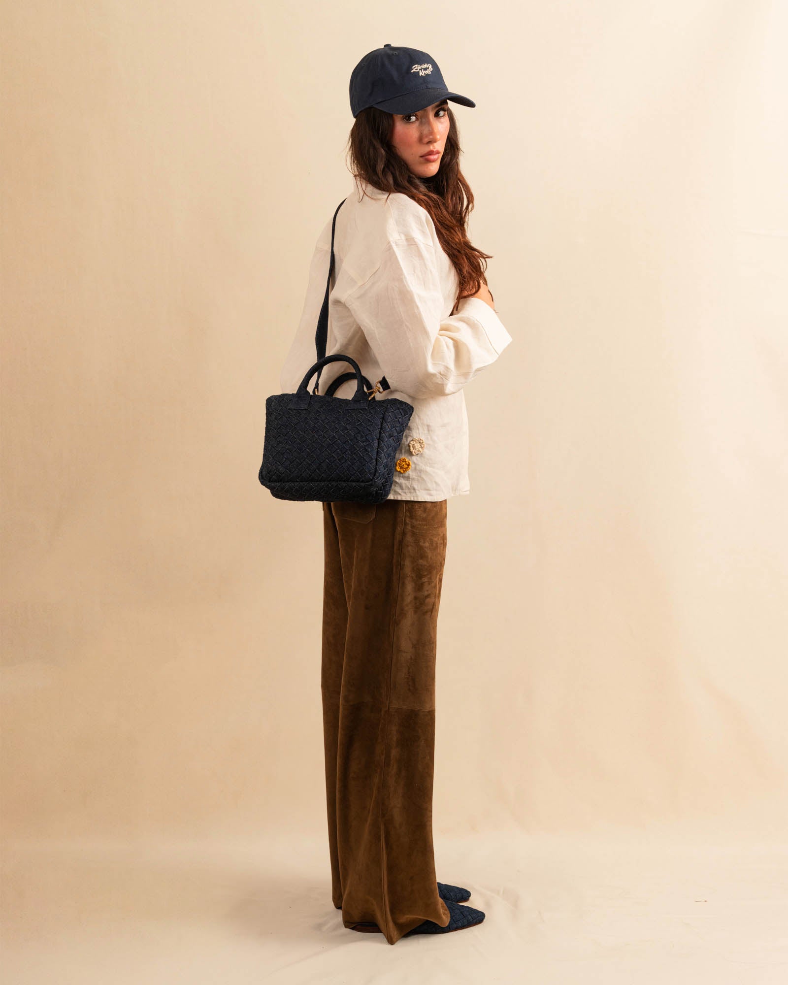 Unsere Wide Leg Leather Pant CLEO ist aus feinstem Veloursleder gefertigt und besticht durch seine sanft ausgestellte A-Linienform. Die weich fliessende Silhouette schmeichelt der Figur und verleiht dem Look eine besondere Note – lässig und stilvoll zugleich.