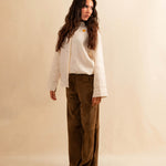 Unsere Wide Leg Leather Pant CLEO ist aus feinstem Veloursleder gefertigt und besticht durch seine sanft ausgestellte A-Linienform. Die weich fliessende Silhouette schmeichelt der Figur und verleiht dem Look eine besondere Note – lässig und stilvoll zugleich.