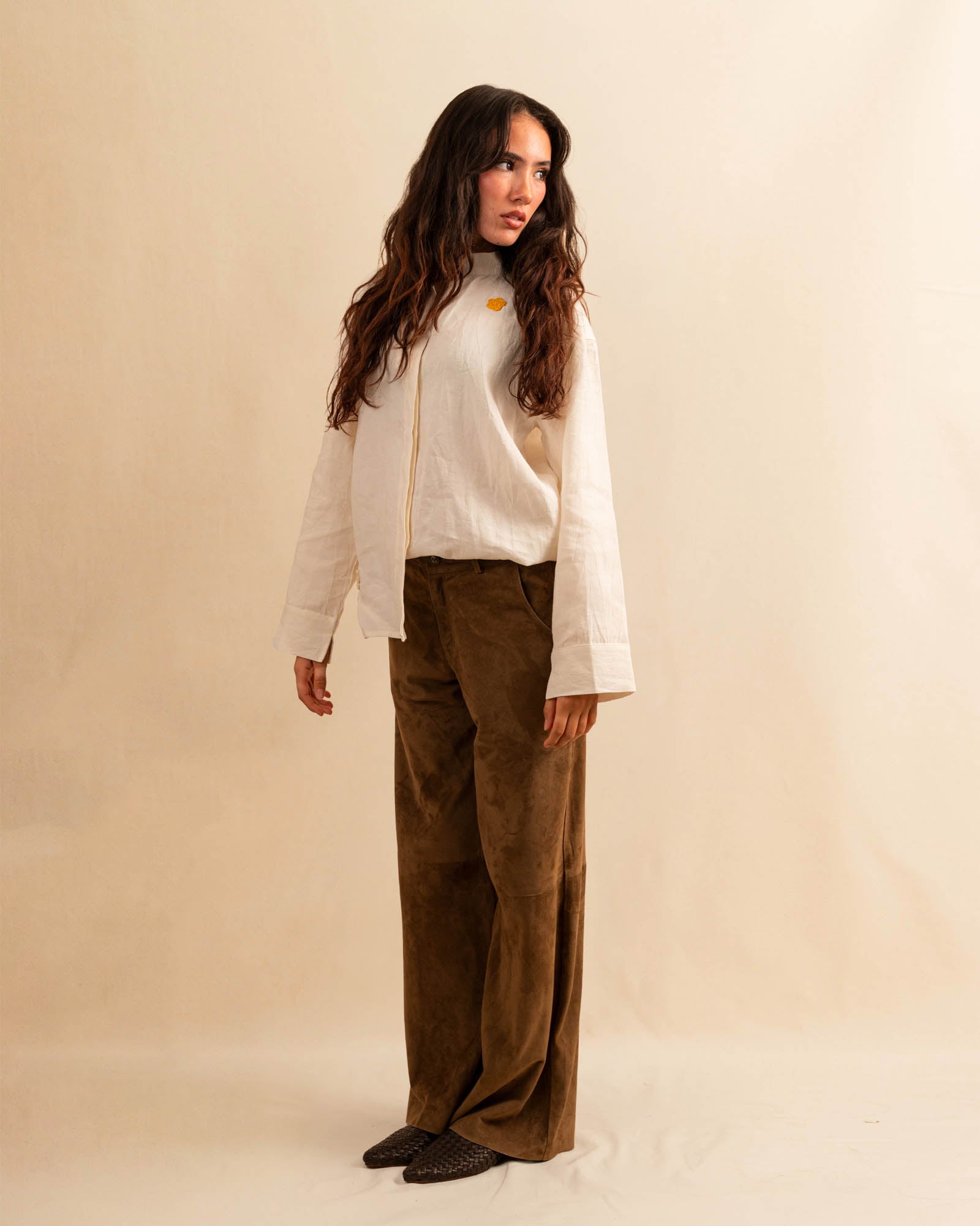 Unsere Wide Leg Leather Pant CLEO ist aus feinstem Veloursleder gefertigt und besticht durch seine sanft ausgestellte A-Linienform. Die weich fliessende Silhouette schmeichelt der Figur und verleiht dem Look eine besondere Note – lässig und stilvoll zugleich.