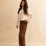 Unsere Wide Leg Leather Pant CLEO ist aus feinstem Veloursleder gefertigt und besticht durch seine sanft ausgestellte A-Linienform. Die weich fliessende Silhouette schmeichelt der Figur und verleiht dem Look eine besondere Note – lässig und stilvoll zugleich.