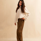 Unsere Wide Leg Leather Pant CLEO ist aus feinstem Veloursleder gefertigt und besticht durch seine sanft ausgestellte A-Linienform. Die weich fliessende Silhouette schmeichelt der Figur und verleiht dem Look eine besondere Note – lässig und stilvoll zugleich.