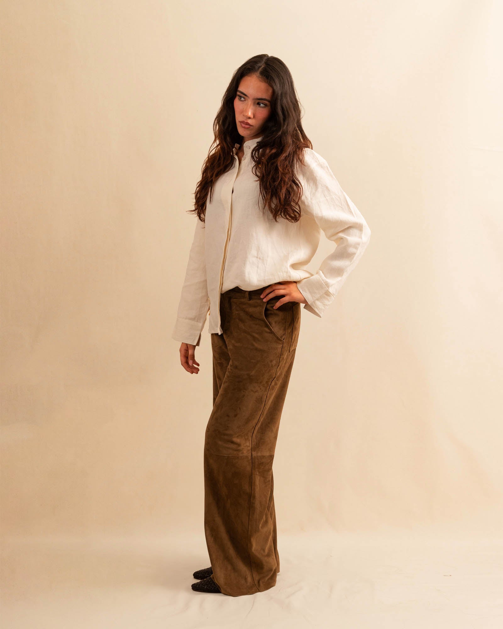 Unsere Wide Leg Leather Pant CLEO ist aus feinstem Veloursleder gefertigt und besticht durch seine sanft ausgestellte A-Linienform. Die weich fliessende Silhouette schmeichelt der Figur und verleiht dem Look eine besondere Note – lässig und stilvoll zugleich.