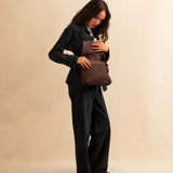 Die Shoulder Bag ALIA von LABEL17 ist aus geschmeidigem Nappaleder gefertigt und von Hand mit verschiedenen Flechtmustern gearbeitet – ein echtes Statement handwerklicher Präzision.
Mit ihrem verstellbaren Riemen und der eleganten Textur lässt sie sich mühelos vom Tag bis in den Abend tragen.