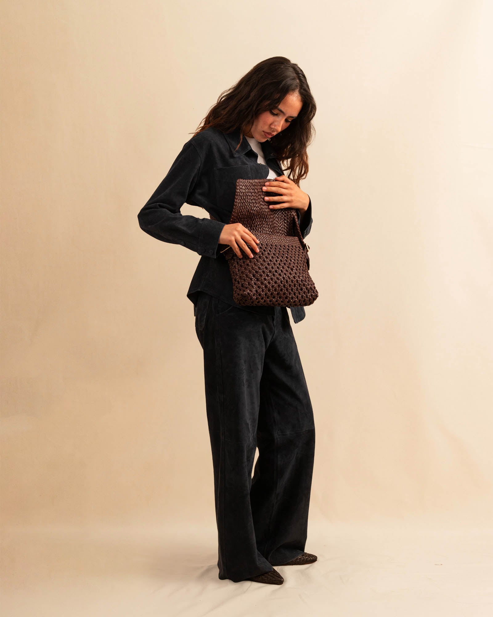 Die Shoulder Bag ALIA von LABEL17 ist aus geschmeidigem Nappaleder gefertigt und von Hand mit verschiedenen Flechtmustern gearbeitet – ein echtes Statement handwerklicher Präzision.
Mit ihrem verstellbaren Riemen und der eleganten Textur lässt sie sich mühelos vom Tag bis in den Abend tragen.