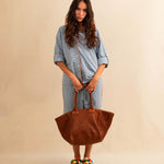 Die Shoulder Bag ORIGINAL von LABEL17 ist ein zeitloser Klassiker, gefertigt aus feinstem, pflanzlich gegerbtem Nappaleder und von Hand geflochten. Sie verfügt über einen Reißverschluss und ein praktisches Seitenfach für das Wesentliche.