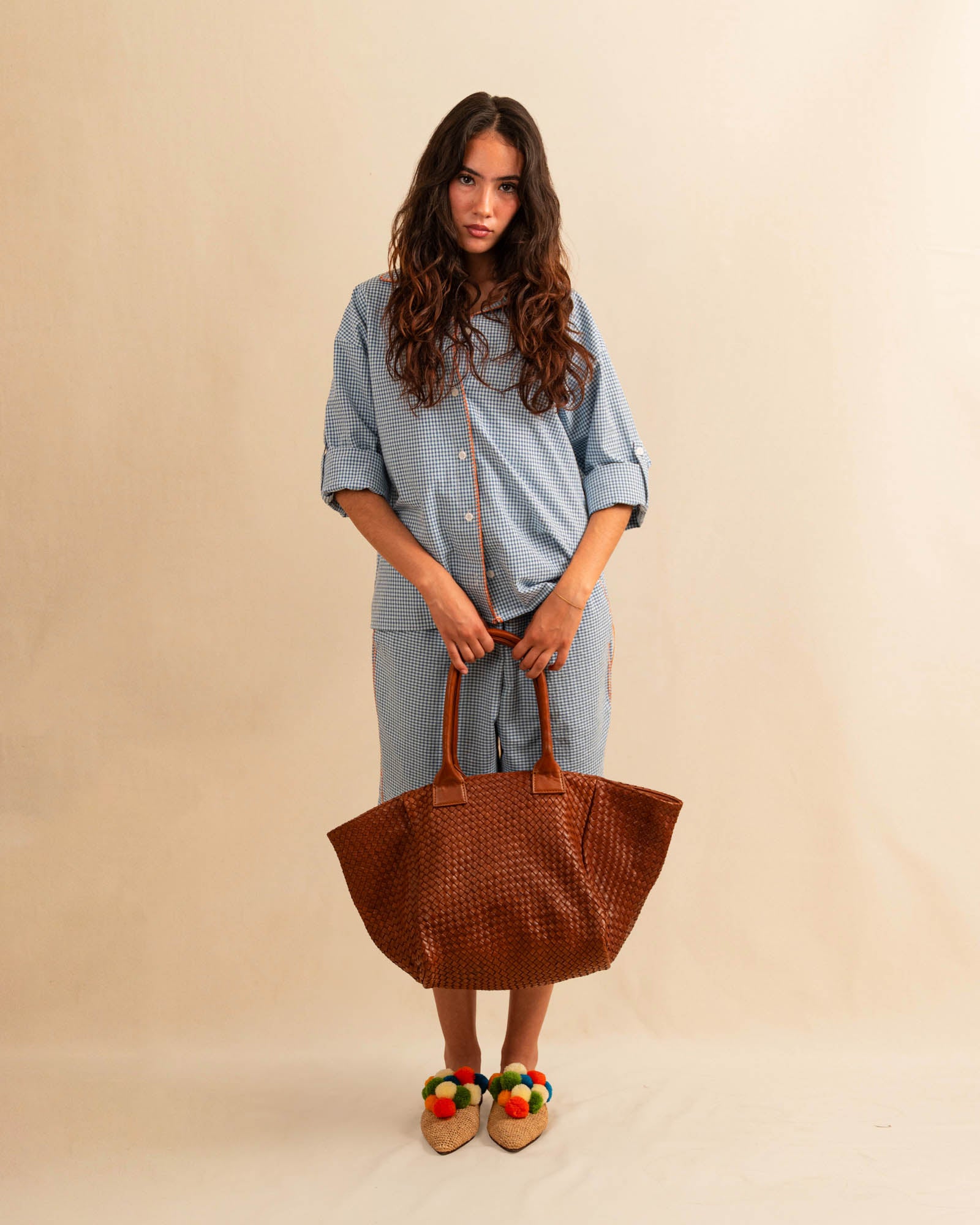 Die Shoulder Bag ORIGINAL von LABEL17 ist ein zeitloser Klassiker, gefertigt aus feinstem, pflanzlich gegerbtem Nappaleder und von Hand geflochten. Sie verfügt über einen Reißverschluss und ein praktisches Seitenfach für das Wesentliche.