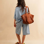 Die Shoulder Bag ORIGINAL von LABEL17 ist ein zeitloser Klassiker, gefertigt aus feinstem, pflanzlich gegerbtem Nappaleder und von Hand geflochten. Sie verfügt über einen Reißverschluss und ein praktisches Seitenfach für das Wesentliche.