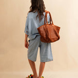 Die Shoulder Bag ORIGINAL von LABEL17 ist ein zeitloser Klassiker, gefertigt aus feinstem, pflanzlich gegerbtem Nappaleder und von Hand geflochten. Sie verfügt über einen Reißverschluss und ein praktisches Seitenfach für das Wesentliche.