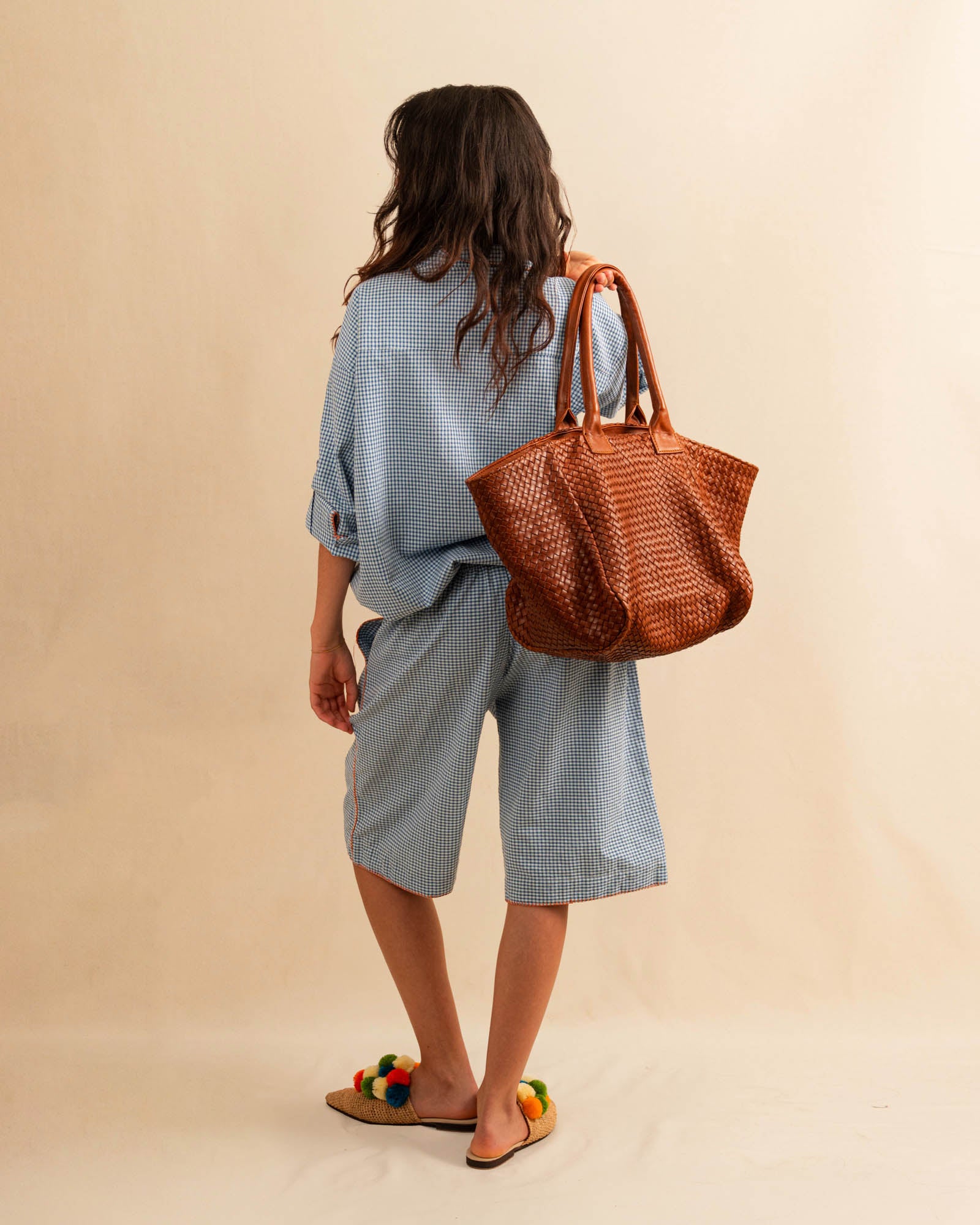 Die Shoulder Bag ORIGINAL von LABEL17 ist ein zeitloser Klassiker, gefertigt aus feinstem, pflanzlich gegerbtem Nappaleder und von Hand geflochten. Sie verfügt über einen Reißverschluss und ein praktisches Seitenfach für das Wesentliche.