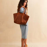 Die Shoulder Bag ORIGINAL von LABEL17 ist ein zeitloser Klassiker, gefertigt aus feinstem, pflanzlich gegerbtem Nappaleder und von Hand geflochten. Sie verfügt über einen Reißverschluss und ein praktisches Seitenfach für das Wesentliche.