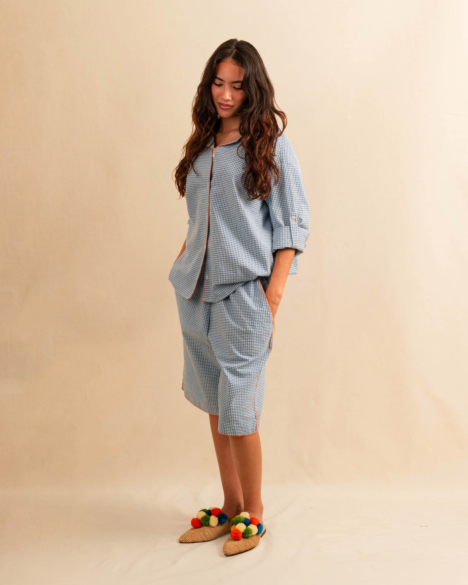 Die Bermuda Pants DESERT von LABEL17 sind aus hochwertiger Baumwolle in einem klassischen Blau-Weiss Vichy-Karo-Muster, veredelt mit einem handgenähten Zierstich (Hbik-Stitch) an der linken und rechten Seite. Ein elastischer Bund sorgt für angenehmen Tragekomfort. Perfekt für den Sommer.