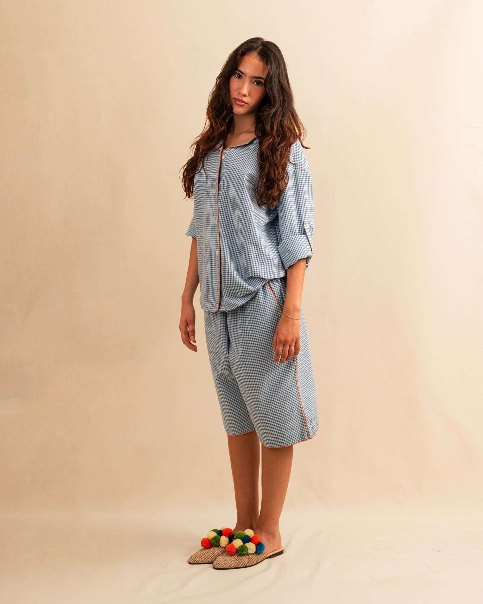 Die Bermuda Pants DESERT von LABEL17 sind aus hochwertiger Baumwolle in einem klassischen Blau-Weiss Vichy-Karo-Muster, veredelt mit einem handgenähten Zierstich (Hbik-Stitch) an der linken und rechten Seite. Ein elastischer Bund sorgt für angenehmen Tragekomfort. Perfekt für den Sommer.