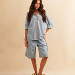 Die Bermuda Pants DESERT von LABEL17 sind aus hochwertiger Baumwolle in einem klassischen Blau-Weiss Vichy-Karo-Muster, veredelt mit einem handgenähten Zierstich (Hbik-Stitch) an der linken und rechten Seite. Ein elastischer Bund sorgt für angenehmen Tragekomfort. Perfekt für den Sommer.