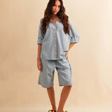 Die Bermuda Pants DESERT von LABEL17 sind aus hochwertiger Baumwolle in einem klassischen Blau-Weiss Vichy-Karo-Muster, veredelt mit einem handgenähten Zierstich (Hbik-Stitch) an der linken und rechten Seite. Ein elastischer Bund sorgt für angenehmen Tragekomfort. Perfekt für den Sommer.