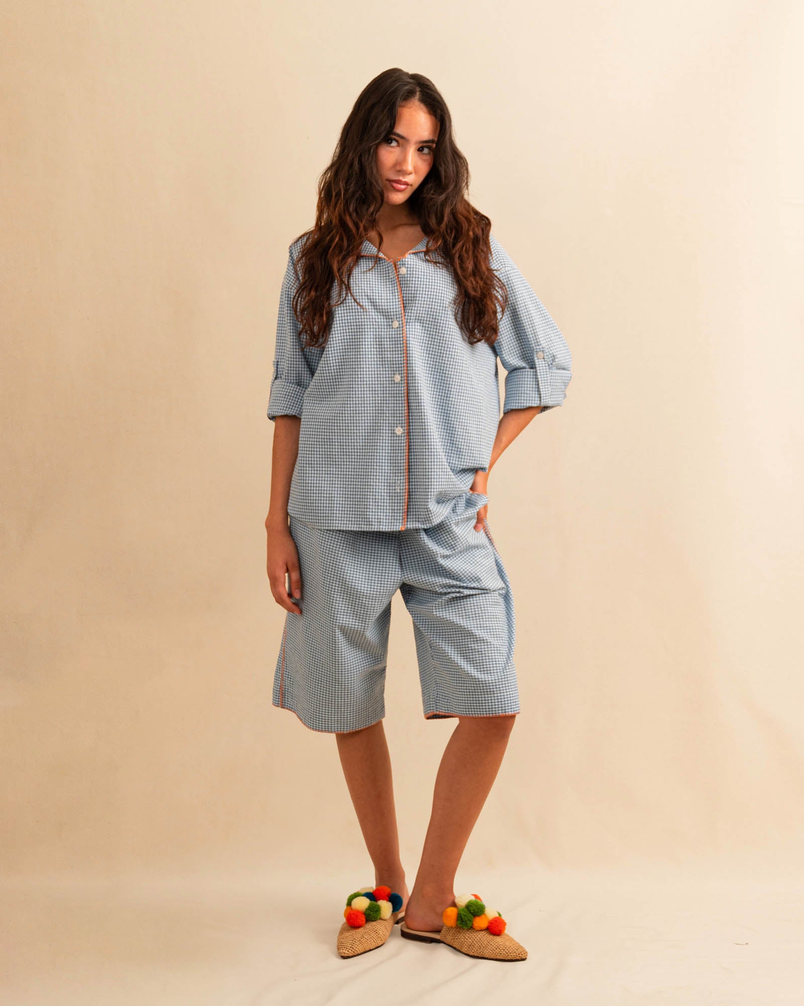 Die Bermuda Pants DESERT von LABEL17 sind aus hochwertiger Baumwolle in einem klassischen Blau-Weiss Vichy-Karo-Muster, veredelt mit einem handgenähten Zierstich (Hbik-Stitch) an der linken und rechten Seite. Ein elastischer Bund sorgt für angenehmen Tragekomfort. Perfekt für den Sommer.