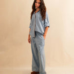 Die Pants DESERT von LABEL17 sind aus hochwertiger Baumwolle in einem klassischen Blau-Weiss Vichy-Karo-Muster, veredelt mit einem handgenähten Zierstich (Hbik-Stitch) an der linken und rechten Seite. Ein elastischer Bund sorgt für angenehmen Tragekomfort. Perfekt für den Sommer.
