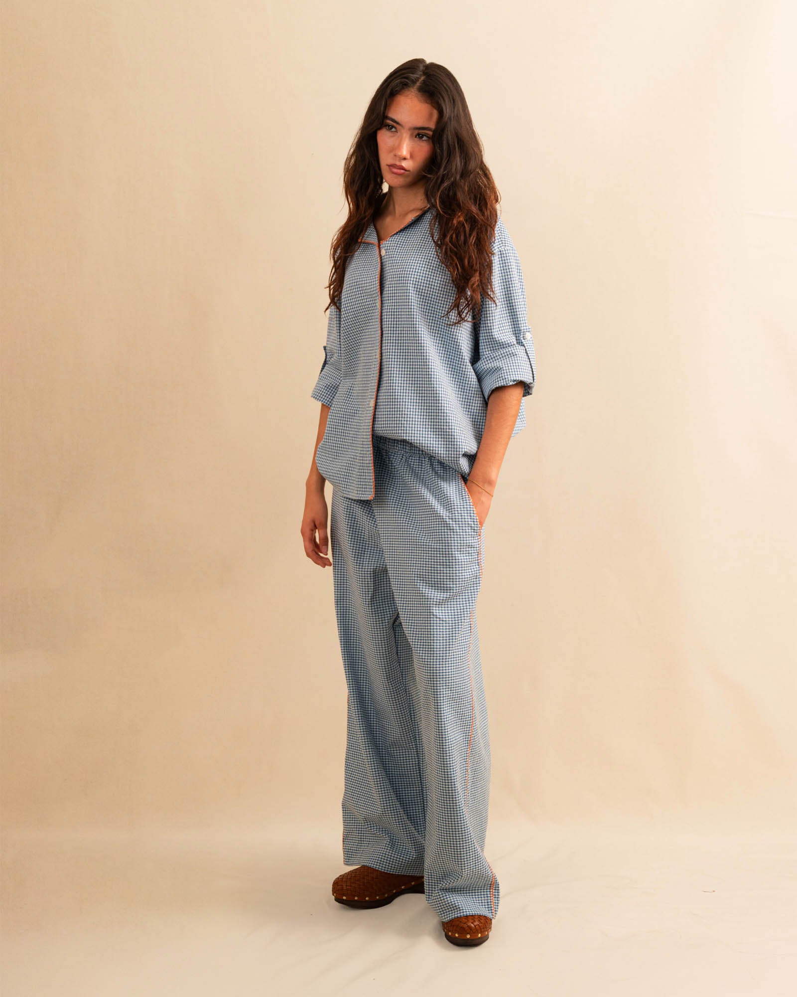 Die Pants DESERT von LABEL17 sind aus hochwertiger Baumwolle in einem klassischen Blau-Weiss Vichy-Karo-Muster, veredelt mit einem handgenähten Zierstich (Hbik-Stitch) an der linken und rechten Seite. Ein elastischer Bund sorgt für angenehmen Tragekomfort. Perfekt für den Sommer.