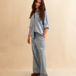 Die Pants DESERT von LABEL17 sind aus hochwertiger Baumwolle in einem klassischen Blau-Weiss Vichy-Karo-Muster, veredelt mit einem handgenähten Zierstich (Hbik-Stitch) an der linken und rechten Seite. Ein elastischer Bund sorgt für angenehmen Tragekomfort. Perfekt für den Sommer.