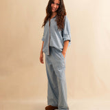 Die Pants DESERT von LABEL17 sind aus hochwertiger Baumwolle in einem klassischen Blau-Weiss Vichy-Karo-Muster, veredelt mit einem handgenähten Zierstich (Hbik-Stitch) an der linken und rechten Seite. Ein elastischer Bund sorgt für angenehmen Tragekomfort. Perfekt für den Sommer.