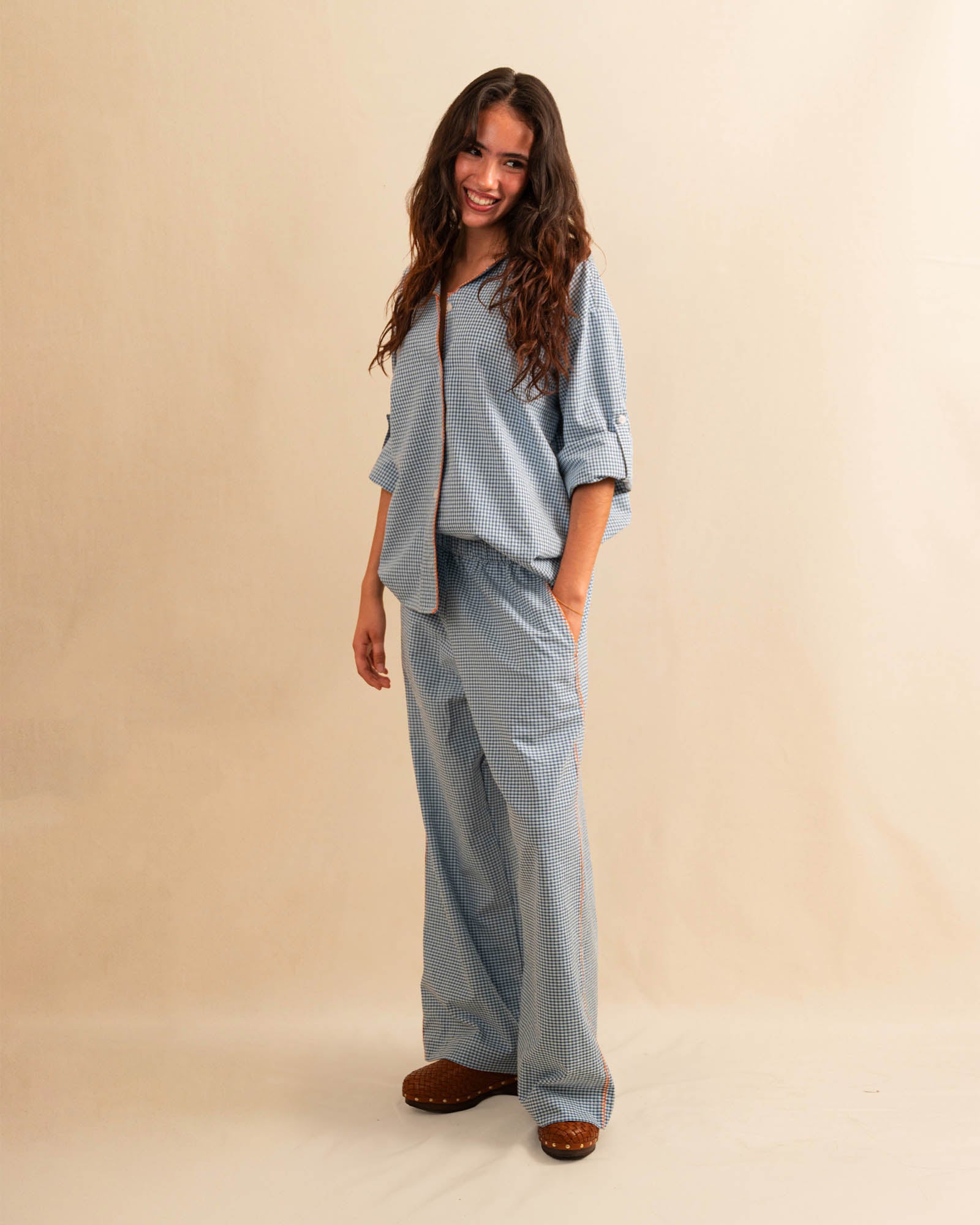 Die Pants DESERT von LABEL17 sind aus hochwertiger Baumwolle in einem klassischen Blau-Weiss Vichy-Karo-Muster, veredelt mit einem handgenähten Zierstich (Hbik-Stitch) an der linken und rechten Seite. Ein elastischer Bund sorgt für angenehmen Tragekomfort. Perfekt für den Sommer.