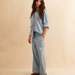 Die Pants DESERT von LABEL17 sind aus hochwertiger Baumwolle in einem klassischen Blau-Weiss Vichy-Karo-Muster, veredelt mit einem handgenähten Zierstich (Hbik-Stitch) an der linken und rechten Seite. Ein elastischer Bund sorgt für angenehmen Tragekomfort. Perfekt für den Sommer.