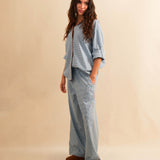 Die Pants DESERT von LABEL17 sind aus hochwertiger Baumwolle in einem klassischen Blau-Weiss Vichy-Karo-Muster, veredelt mit einem handgenähten Zierstich (Hbik-Stitch) an der linken und rechten Seite. Ein elastischer Bund sorgt für angenehmen Tragekomfort. Perfekt für den Sommer.