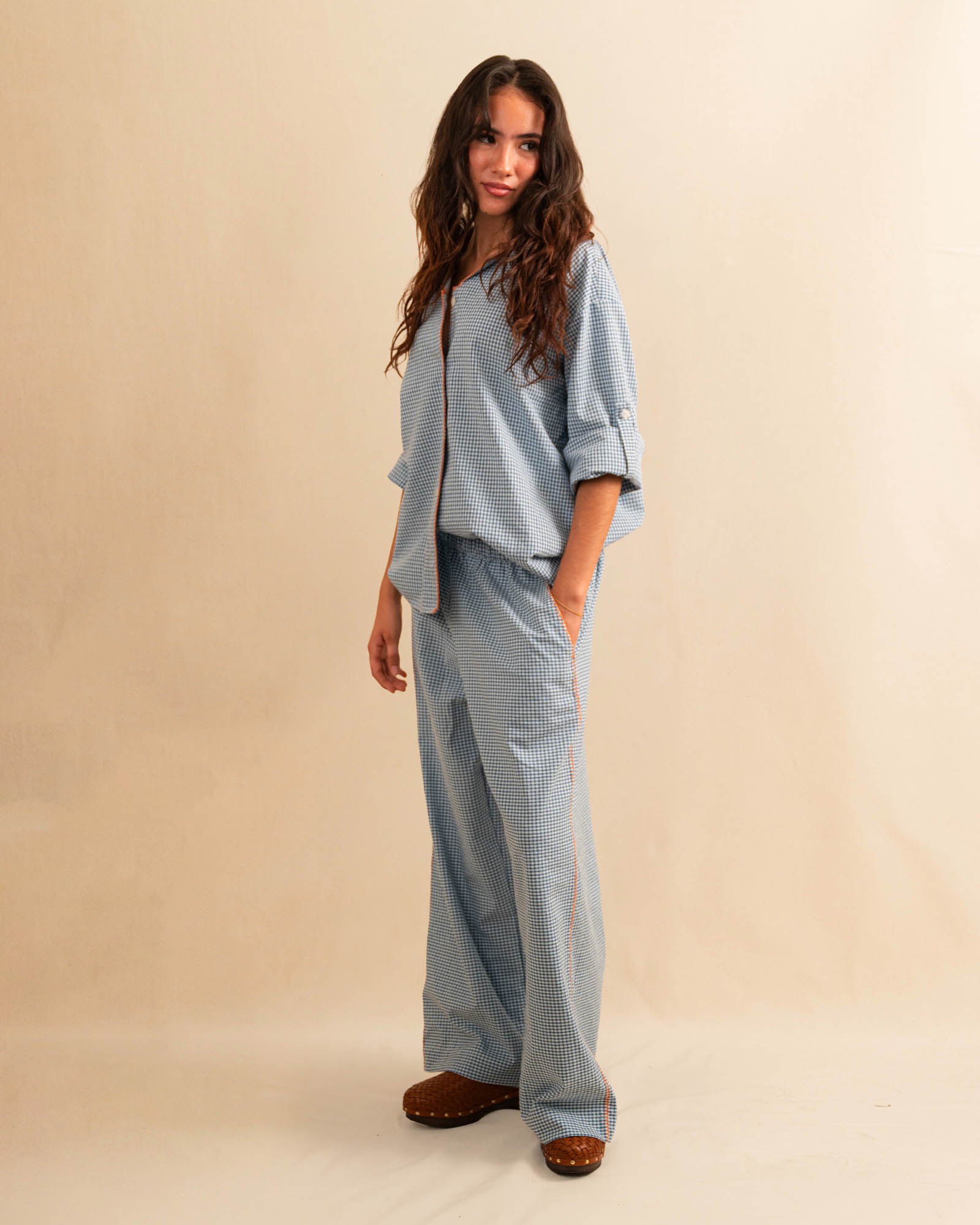Die Pants DESERT von LABEL17 sind aus hochwertiger Baumwolle in einem klassischen Blau-Weiss Vichy-Karo-Muster, veredelt mit einem handgenähten Zierstich (Hbik-Stitch) an der linken und rechten Seite. Ein elastischer Bund sorgt für angenehmen Tragekomfort. Perfekt für den Sommer.