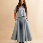 Die Drawstring Blouse LINA von LABEL17 hat einen runden Halsausschnitt und einen verstellbaren Tunnelzug am Saum. Aus Baumwolle ist dieses Top angenehm auf der Haut und ideal für warme Tage.