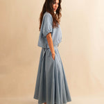Der Skirt CRISTY von LABEL17 in einem klassischen Blau-Weiss Vichy-Karo-Muster fällt in einer weiten Maxi-Länge und verleiht jedem Look eine feminine Leichtigkeit. Zwei Zierschnallen im Bund setzen einen eleganten Akzent. Reissverschluss vorne und elastischer Bund hinten sorgen für angenehmen Tragekomfort.