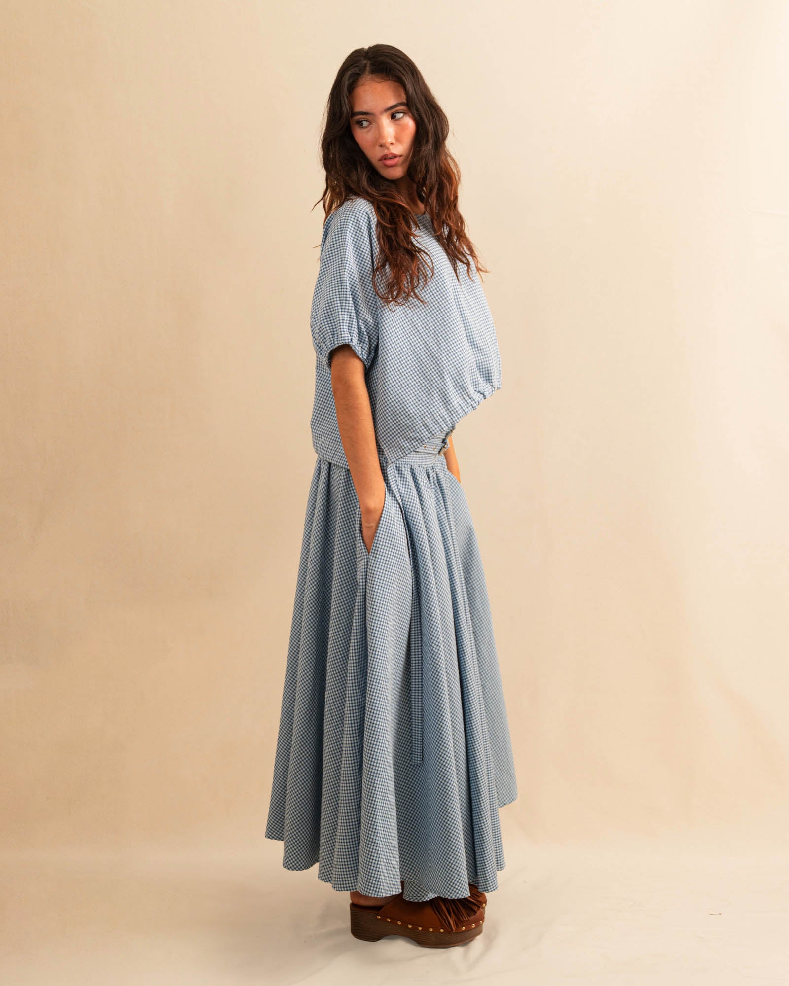 Die Drawstring Blouse LINA von LABEL17 hat einen runden Halsausschnitt und einen verstellbaren Tunnelzug am Saum. Aus Baumwolle ist dieses Top angenehm auf der Haut und ideal für warme Tage.