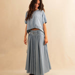 Die Drawstring Blouse LINA von LABEL17 hat einen runden Halsausschnitt und einen verstellbaren Tunnelzug am Saum. Aus Baumwolle ist dieses Top angenehm auf der Haut und ideal für warme Tage.