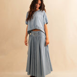 Die Drawstring Blouse LINA von LABEL17 hat einen runden Halsausschnitt und einen verstellbaren Tunnelzug am Saum. Aus Baumwolle ist dieses Top angenehm auf der Haut und ideal für warme Tage.