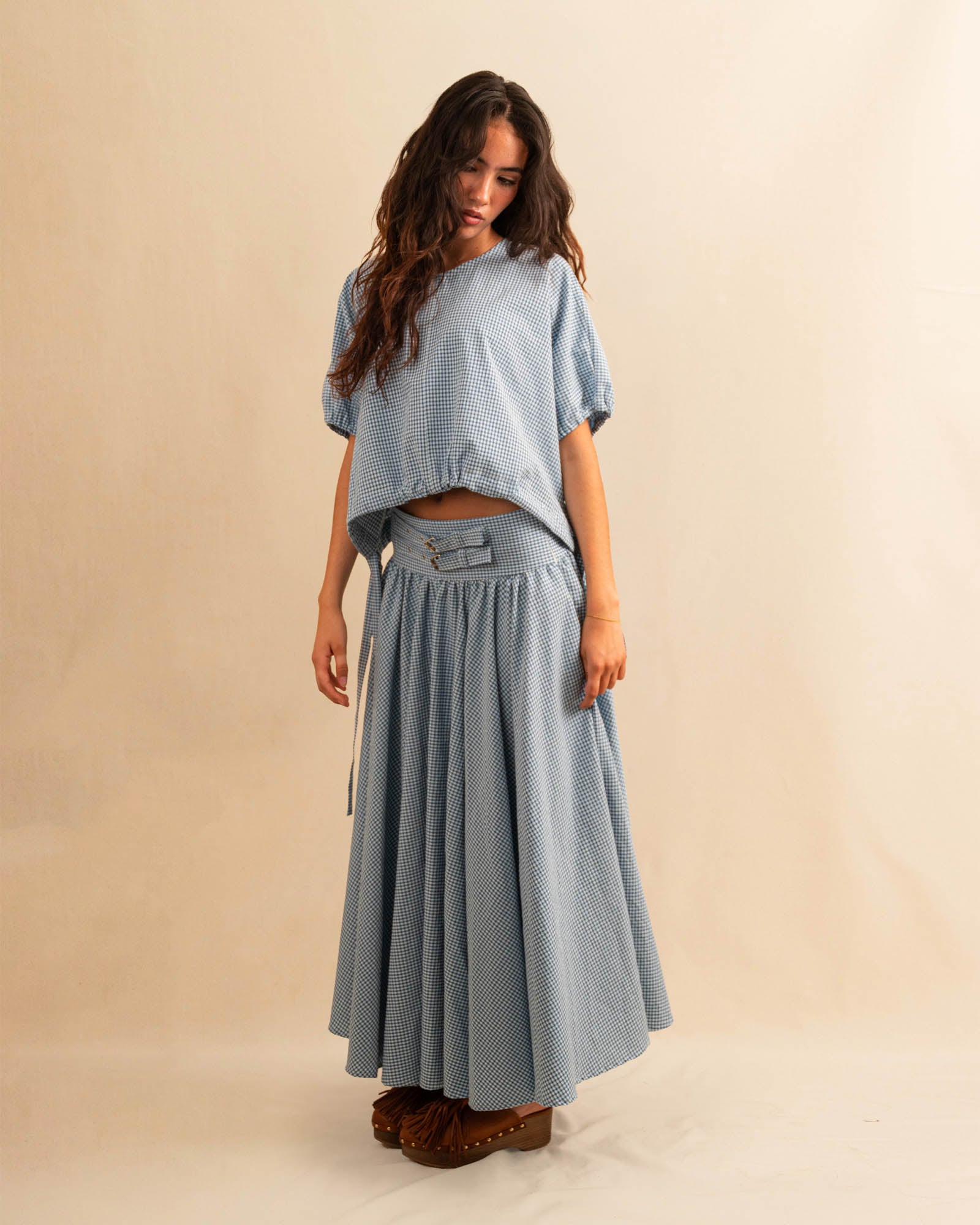 Die Drawstring Blouse LINA von LABEL17 hat einen runden Halsausschnitt und einen verstellbaren Tunnelzug am Saum. Aus Baumwolle ist dieses Top angenehm auf der Haut und ideal für warme Tage.