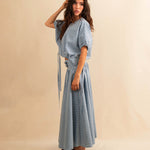 Die Drawstring Blouse LINA von LABEL17 hat einen runden Halsausschnitt und einen verstellbaren Tunnelzug am Saum. Aus Baumwolle ist dieses Top angenehm auf der Haut und ideal für warme Tage.