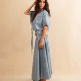 Die Drawstring Blouse LINA von LABEL17 hat einen runden Halsausschnitt und einen verstellbaren Tunnelzug am Saum. Aus Baumwolle ist dieses Top angenehm auf der Haut und ideal für warme Tage.