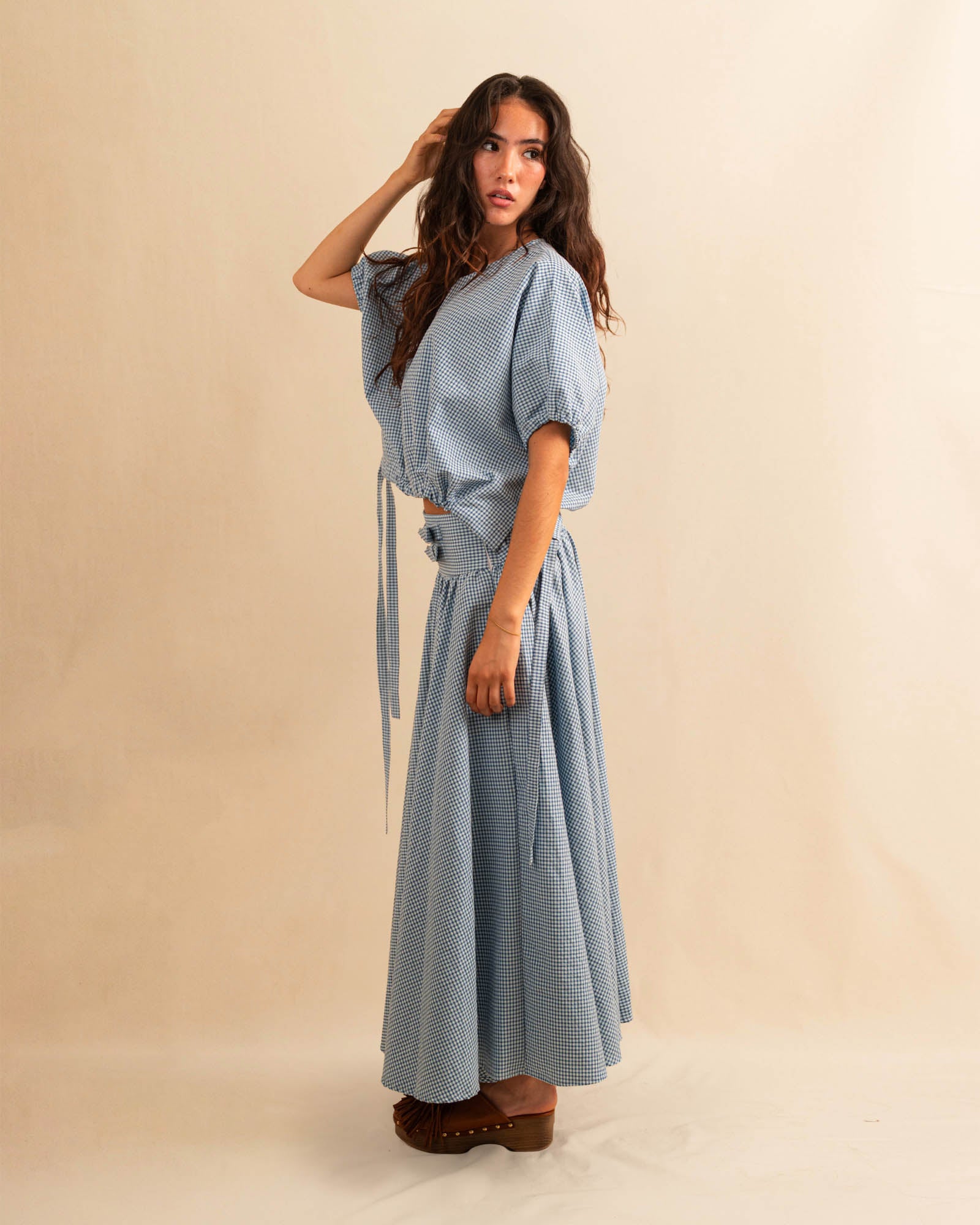 Die Drawstring Blouse LINA von LABEL17 hat einen runden Halsausschnitt und einen verstellbaren Tunnelzug am Saum. Aus Baumwolle ist dieses Top angenehm auf der Haut und ideal für warme Tage.