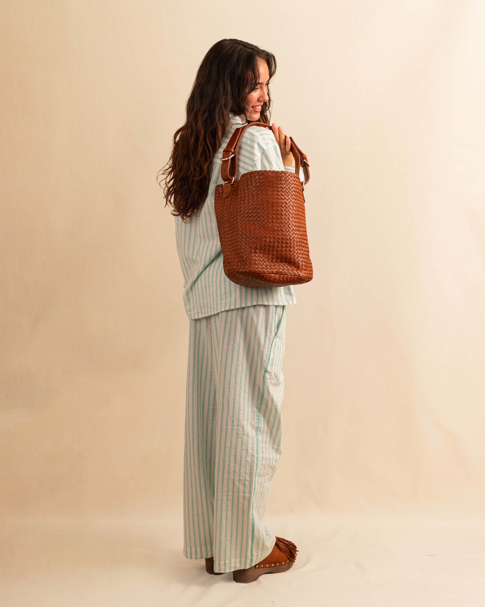 Shoulder Bag ABBIE in Cognac von LABEL17, aus geschmeidigem Lamm-Nappaleder von Hand geflochten. Beutelform mit kurzem und langem Schulterhenkel, hergestellt in Marokko.