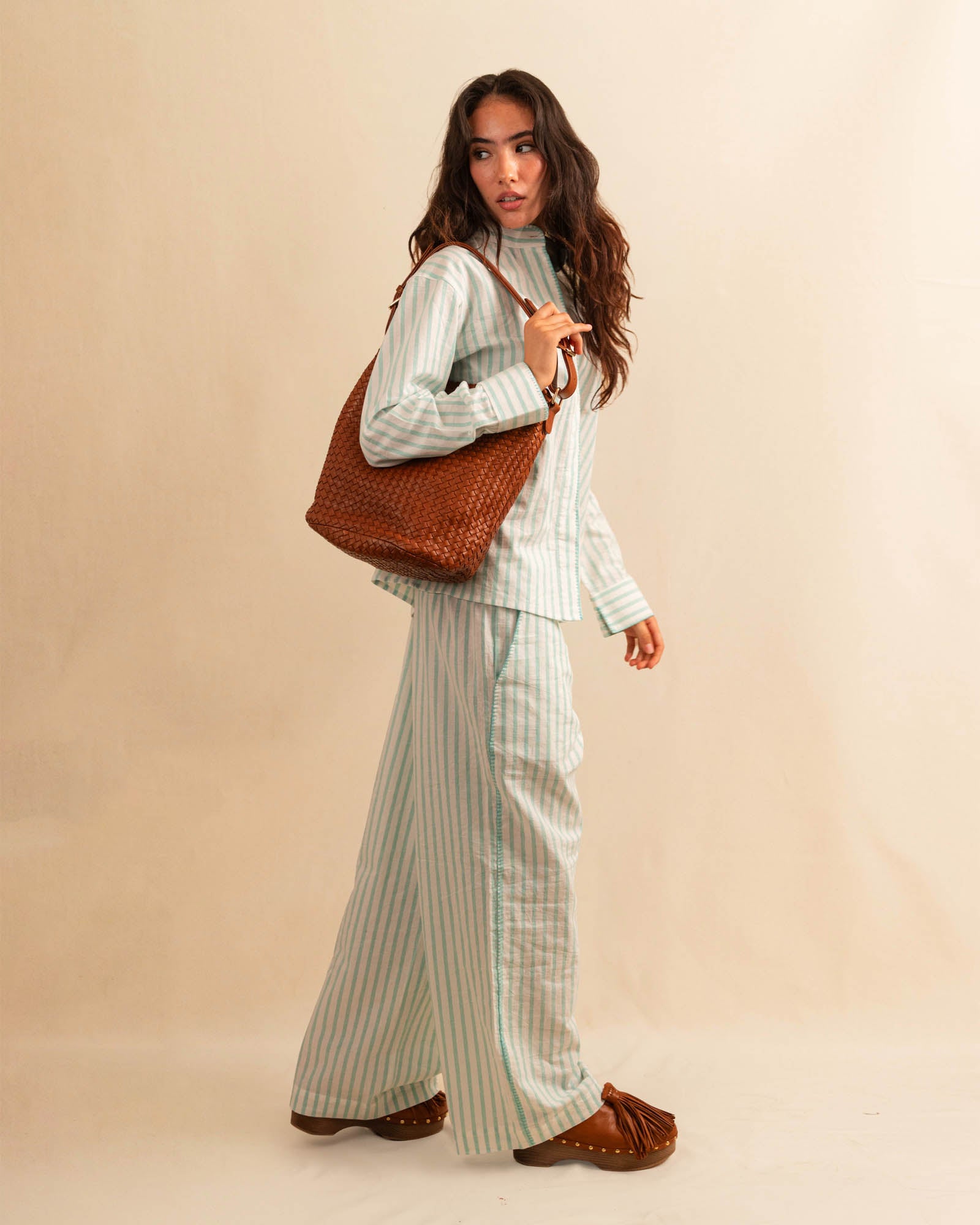 Shoulder Bag ABBIE in Cognac von LABEL17, aus geschmeidigem Lamm-Nappaleder von Hand geflochten. Beutelform mit kurzem und langem Schulterhenkel, hergestellt in Marokko.