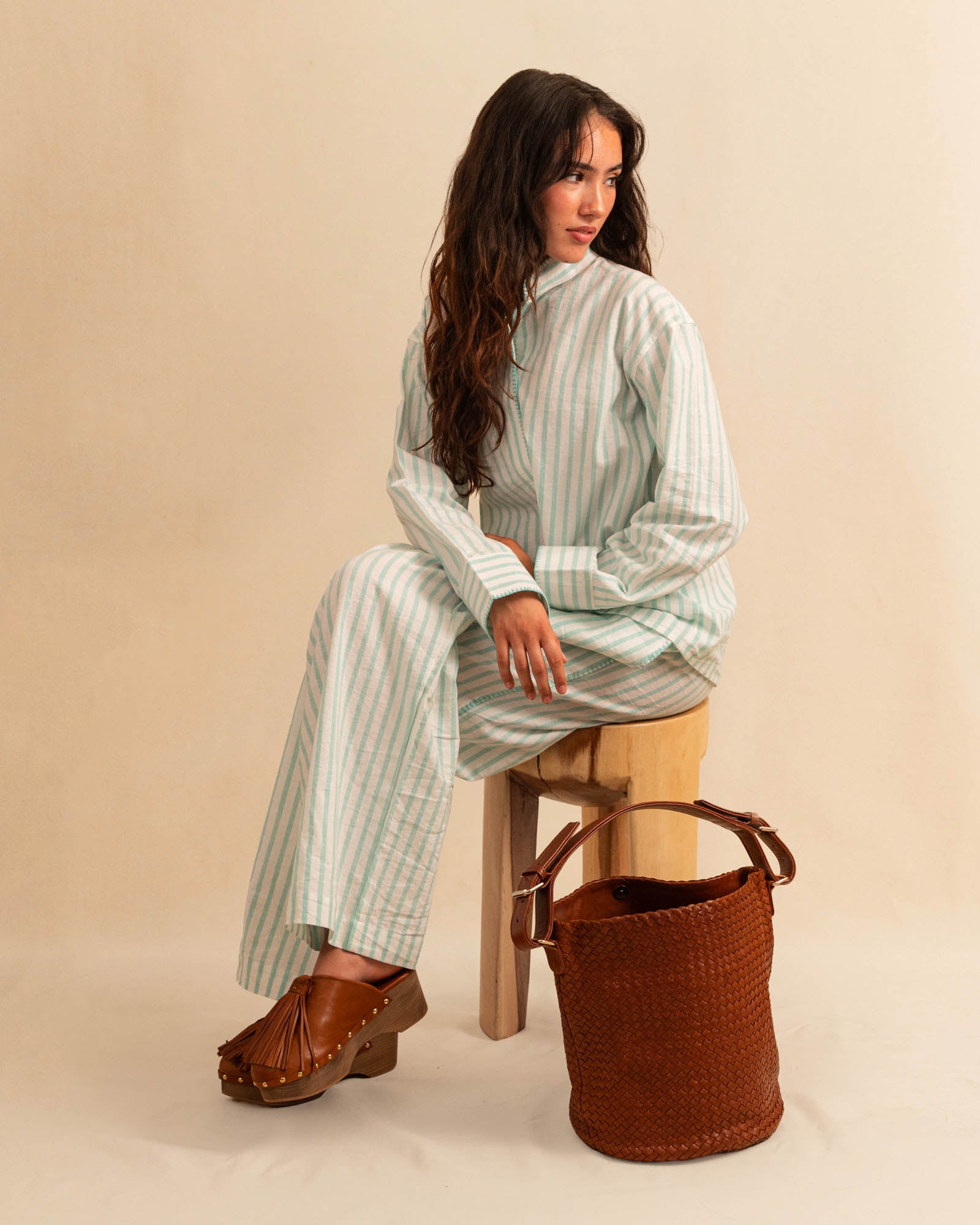 Shoulder Bag ABBIE in Cognac von LABEL17, aus geschmeidigem Lamm-Nappaleder von Hand geflochten. Beutelform mit kurzem und langem Schulterhenkel, hergestellt in Marokko.