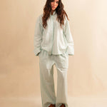 LABEL17's Pants DESERT sind&nbsp;aus hochwertiger Baumwolle, veredelt mit einem handgenähten Zierstich (Hbik-Stitch) an der linken und rechten Seite. Ein elastischer Bund sorgt für angenehmen Tragekomfort. Perfekt für den Sommer.