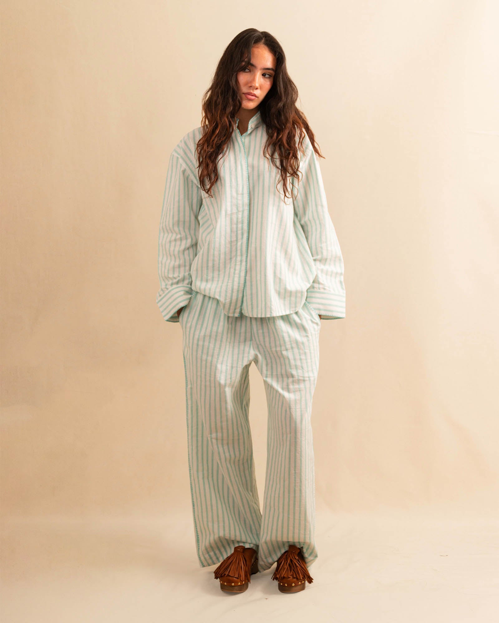 LABEL17's Pants DESERT sind&nbsp;aus hochwertiger Baumwolle, veredelt mit einem handgenähten Zierstich (Hbik-Stitch) an der linken und rechten Seite. Ein elastischer Bund sorgt für angenehmen Tragekomfort. Perfekt für den Sommer.