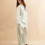 LABEL17's Pants DESERT sind aus hochwertiger Baumwolle, veredelt mit einem handgenähten Zierstich (Hbik-Stitch) an der linken und rechten Seite. Ein elastischer Bund sorgt für angenehmen Tragekomfort. Perfekt für den Sommer.