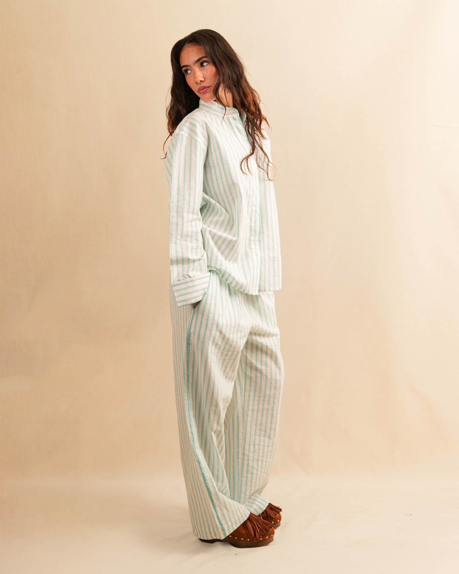 LABEL17's Pants DESERT sind aus hochwertiger Baumwolle, veredelt mit einem handgenähten Zierstich (Hbik-Stitch) an der linken und rechten Seite. Ein elastischer Bund sorgt für angenehmen Tragekomfort. Perfekt für den Sommer.