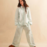 LABEL17's Pants DESERT sind&nbsp;aus hochwertiger Baumwolle, veredelt mit einem handgenähten Zierstich (Hbik-Stitch) an der linken und rechten Seite. Ein elastischer Bund sorgt für angenehmen Tragekomfort. Perfekt für den Sommer.