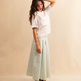 LABEL17's Skirt LINA ist ein Faltenrock aus Baumwolle, veredelt mit einem handgenähten Zierstich (Hbik-Stitch) an der linken und rechten Seite. Falten auf der Vorderseite und ein elastischer Einsatz am Rücken sorgen für angenehmen Tragekomfort. Perfekt für den Sommer.