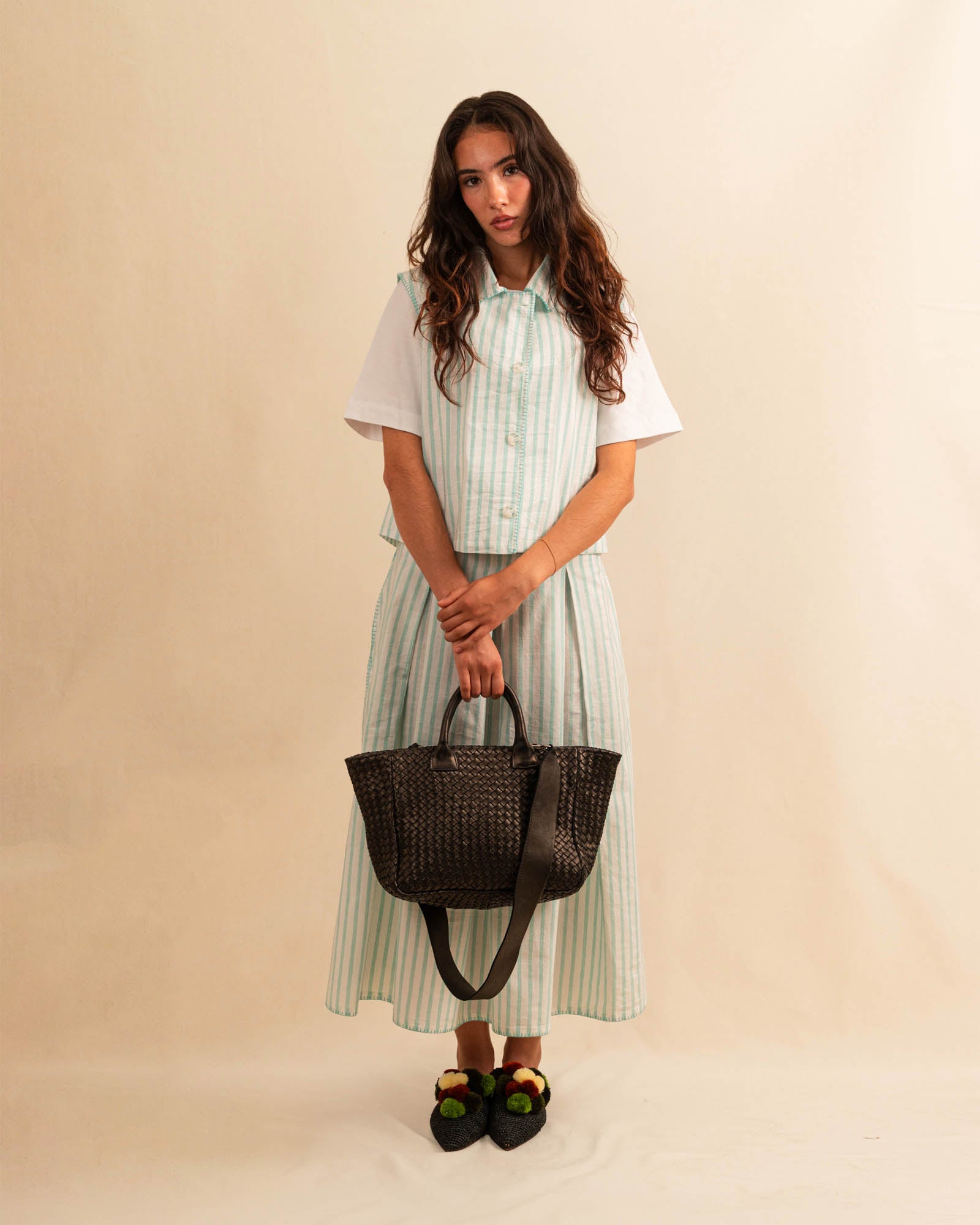 Die Cabas Medium von LABEL17 ist eine leichte Handtasche aus geschmeidigem, vegetabil gegerbtem Nappa-Leder. Handgeflochten und mit Reißverschluss sowie abnehmbarem Schulterriemen ausgestattet, bietet sie ein lederausgekleidetes Innenfach mit sicherem Innentaschenfach – eine Verbindung aus elegantem Design und alltäglicher Funktionalität. Handgefertigt in Marokko.