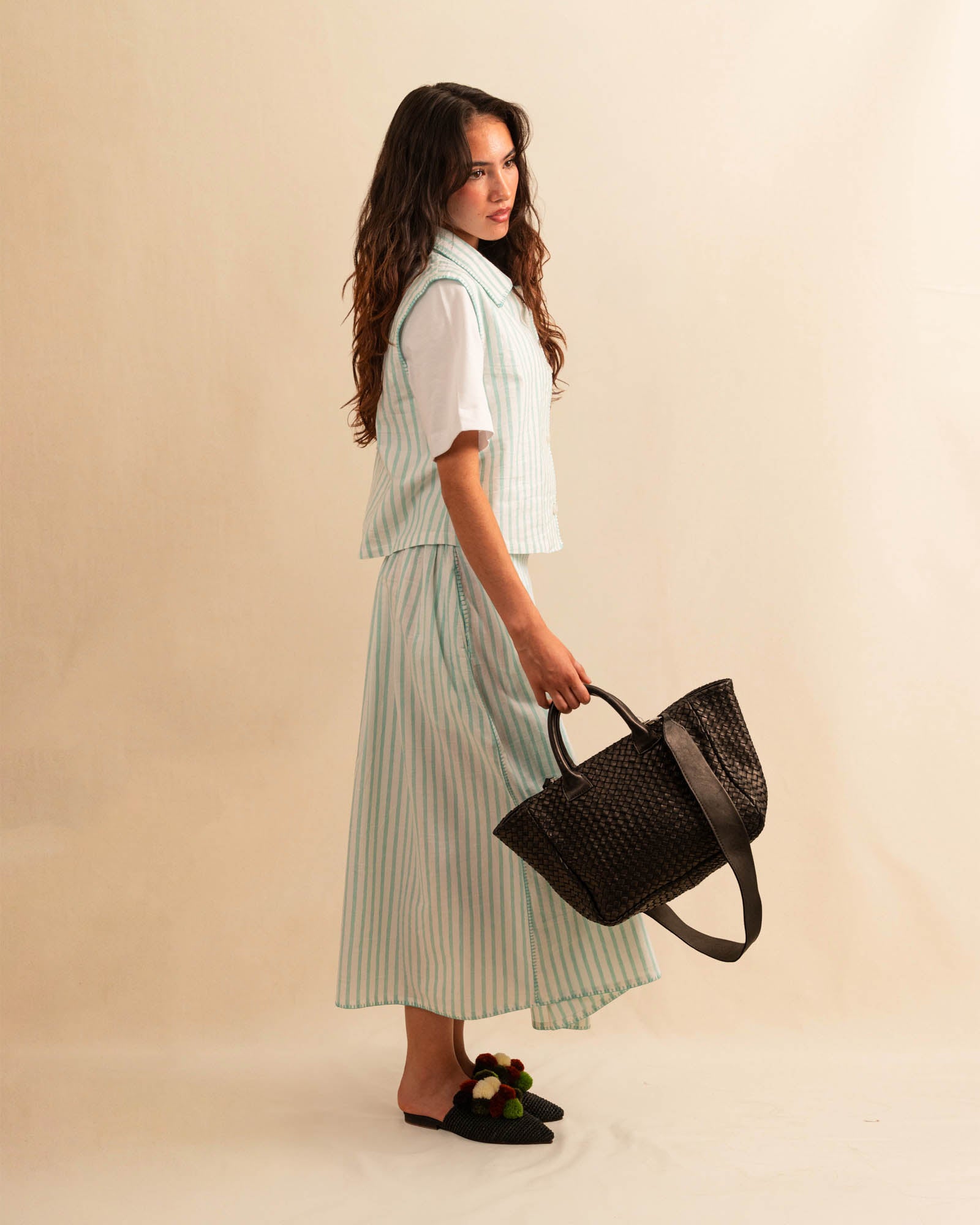 Die Cabas Medium von LABEL17 ist eine leichte Handtasche aus geschmeidigem, vegetabil gegerbtem Nappa-Leder. Handgeflochten und mit Reißverschluss sowie abnehmbarem Schulterriemen ausgestattet, bietet sie ein lederausgekleidetes Innenfach mit sicherem Innentaschenfach – eine Verbindung aus elegantem Design und alltäglicher Funktionalität. Handgefertigt in Marokko.