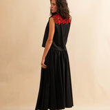 Der Skirt LACE in Night Blue aus hochwertigem Baumwollmischgewebe fällt in einer weiten Maxi-Länge und besticht durch die rote Spitzenapplikation am Bund – ein kühnes Detail, das dem schlichten Rock eine dramatische Note verleiht. Reissverschluss für eine saubere Silhouette.